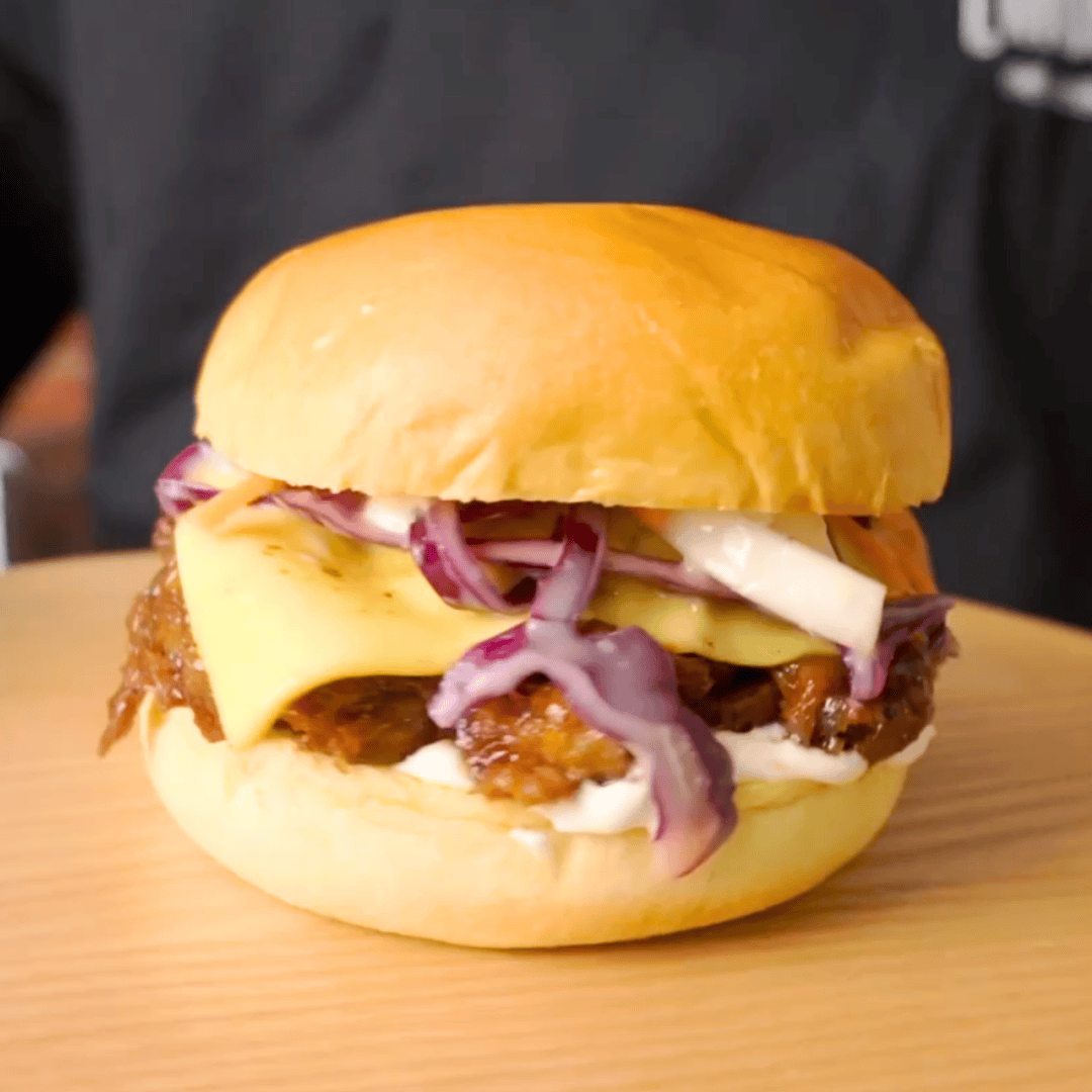 Harissa-spiced Pulled [MOCK]® Lamb Burger with Slaw